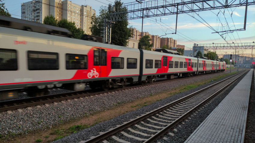 Скоростной электропоезд «Ласточка» на железнодорожных путях