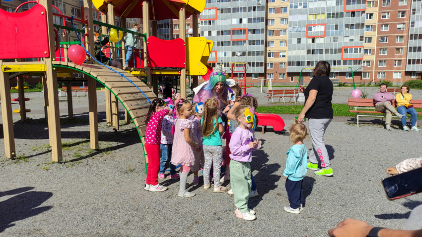 Детский праздник на площадке с аниматором и детьми