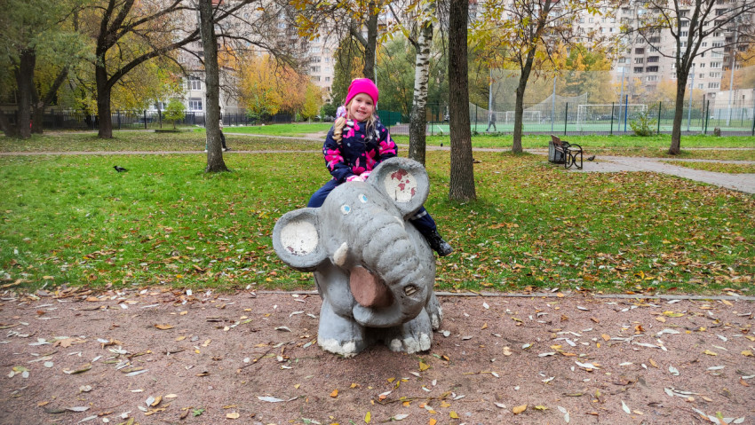 Игровая бетонная фигура слона в городском дворе