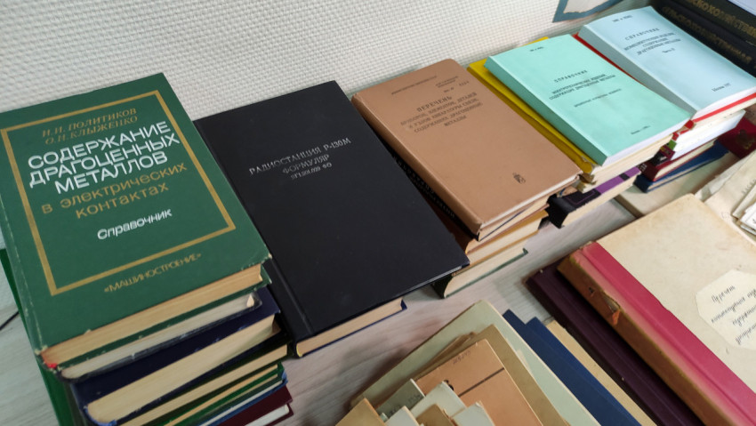 Справочники и технические издания о радиоэлектронных изделиях