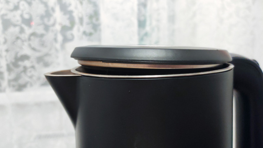 Электрический чайник с приподнятой крышкой