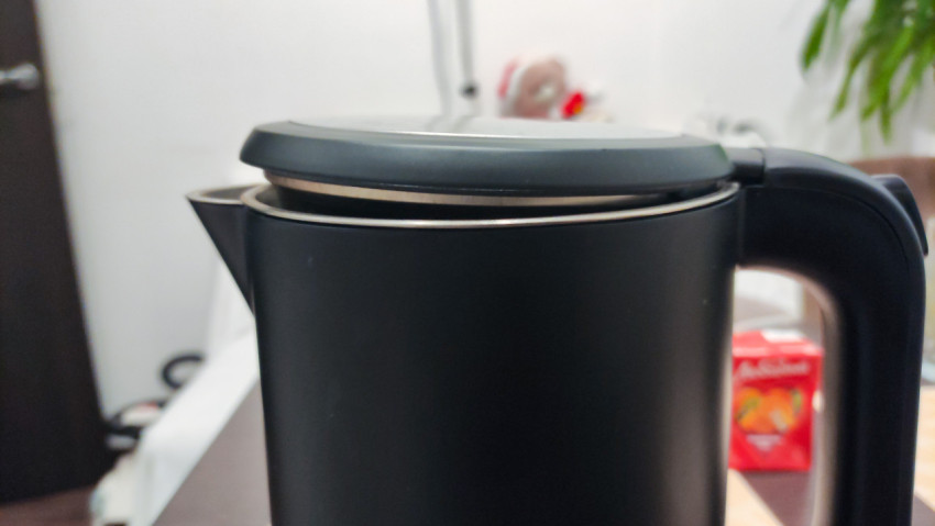 Электрический чайник с приоткрытой крышкой