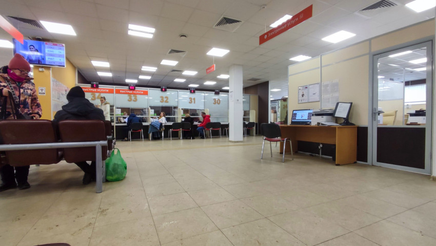 Зал ожидания и рабочие места МФЦ с окнами обслуживания