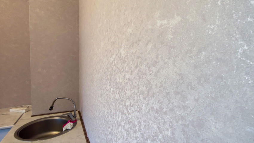 Кухонная зона с мойкой и новыми обоями на стене