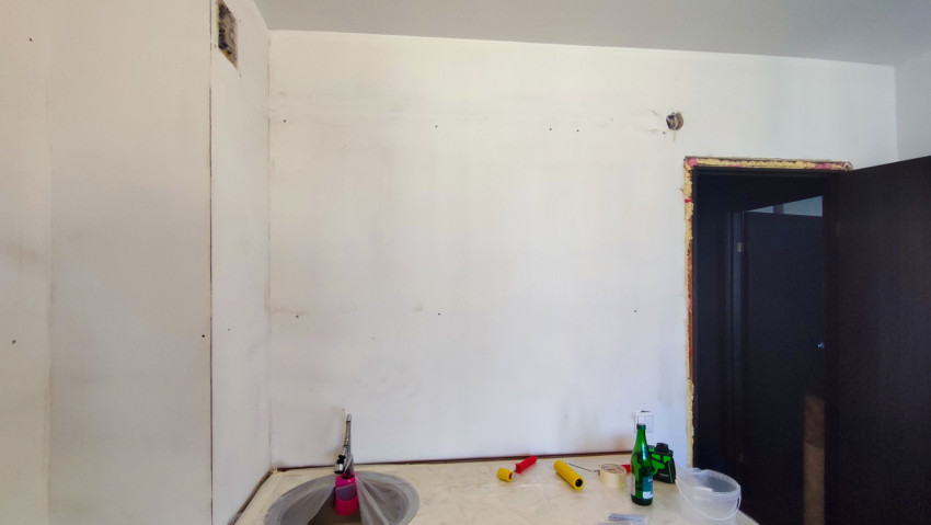 Стена кухни после снятия обоев перед отделкой