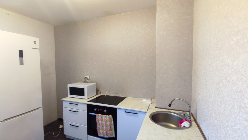 Кухня с плитой, микроволновкой и новыми обоями