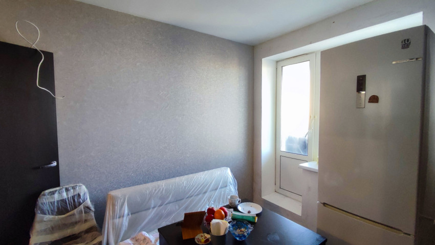 Стена кухни с выходом на балкон и холодильником