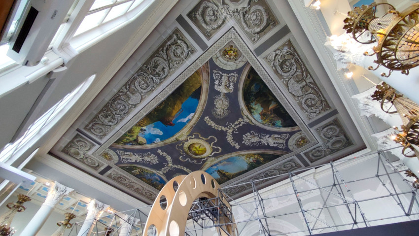 Живописный потолок и выставочная инсталляция в павильоне ВДНХ