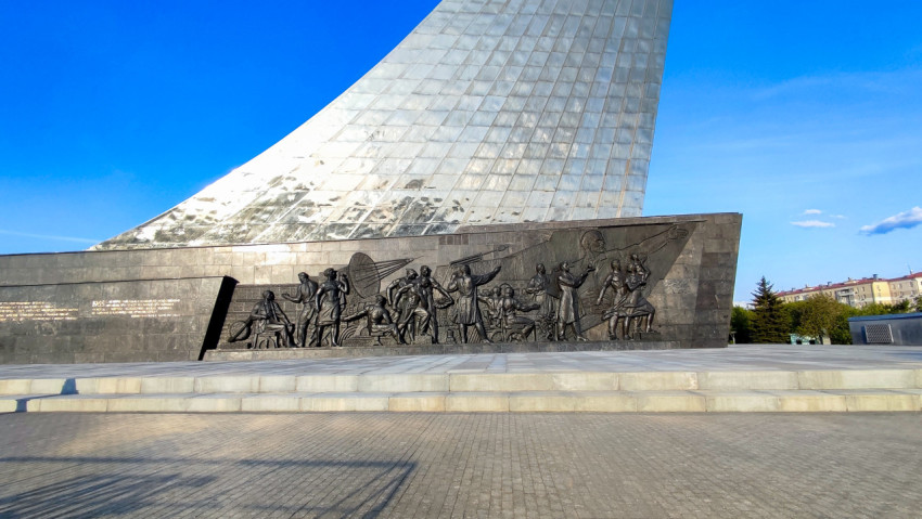 Боковой вид барельефа и стелы монумента «Покорителям космоса»