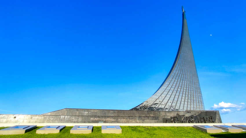 Боковой ракурс монумента «Покорителям космоса» с панорамой стилобата