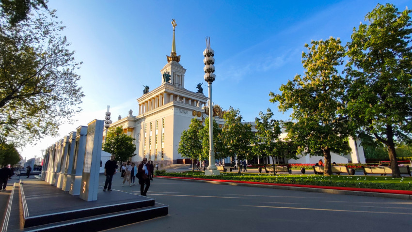 Центральный павильон ВДНХ и прилегающая территория