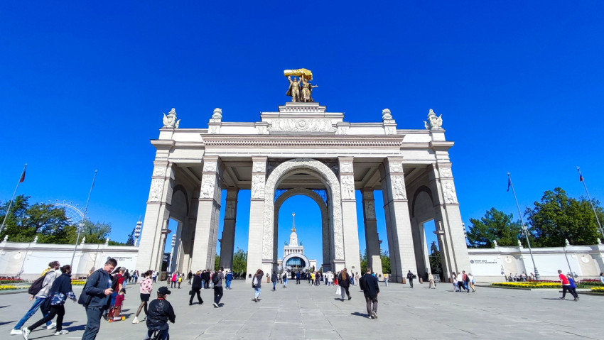 Главный вход ВДНХ и посетители на площади