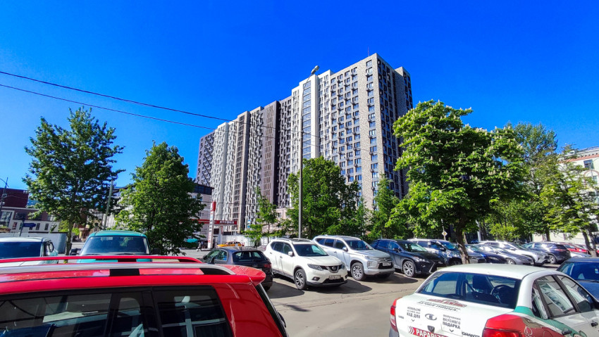 Парковка перед современным жилым комплексом