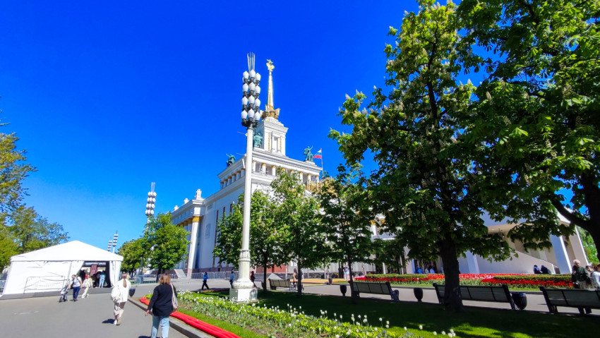 Центральный павильон №1 ВДНХ и пешеходная зона у здания