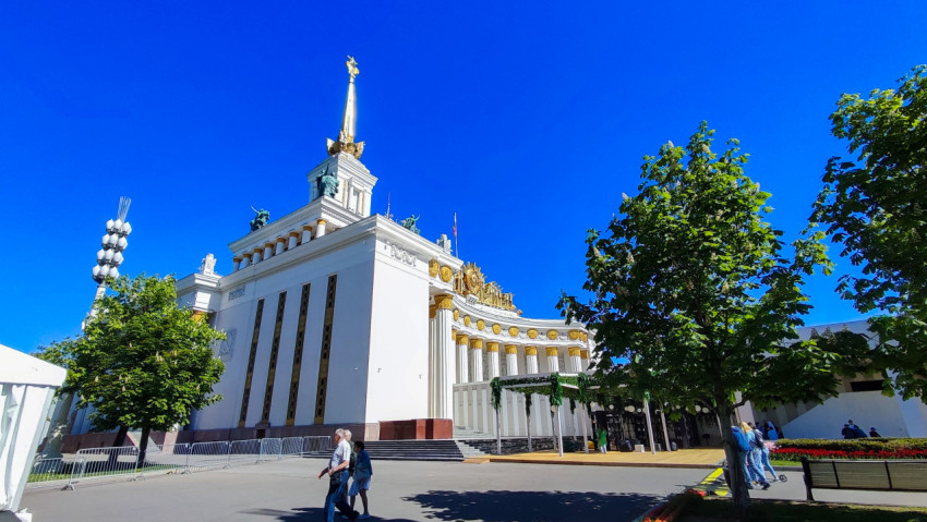 Центральный павильон №1 ВДНХ и деревья у входной зоны