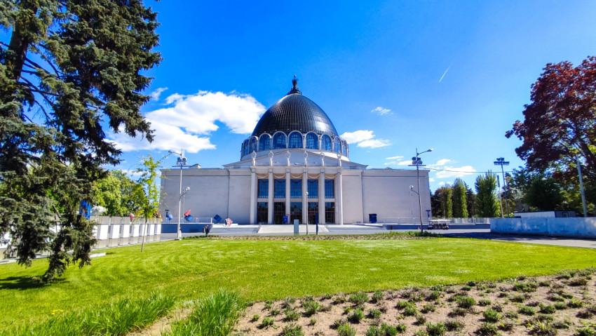 Павильон №32 «Космос» на ВДНХ, общий вид с газоном