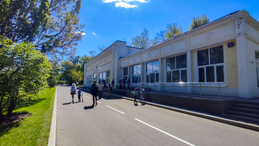 Павильон «Пчеловодство» и прогулочная дорога ВДНХ