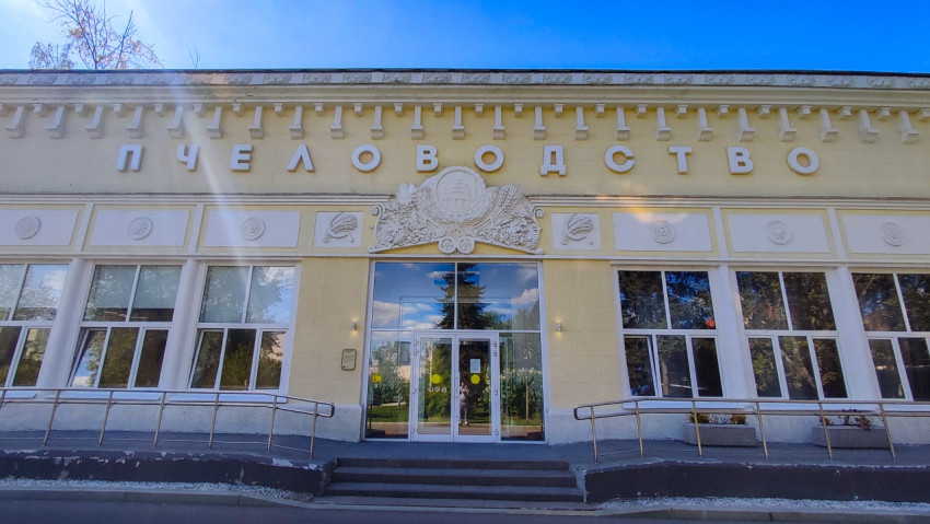 Фасад павильона №28 «Пчеловодство» на ВДНХ