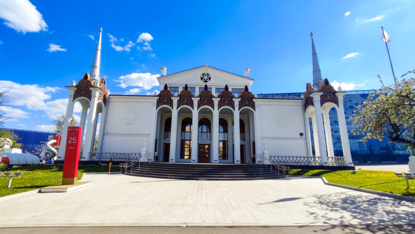 Центральный фасад павильона «Нефть» на ВДНХ