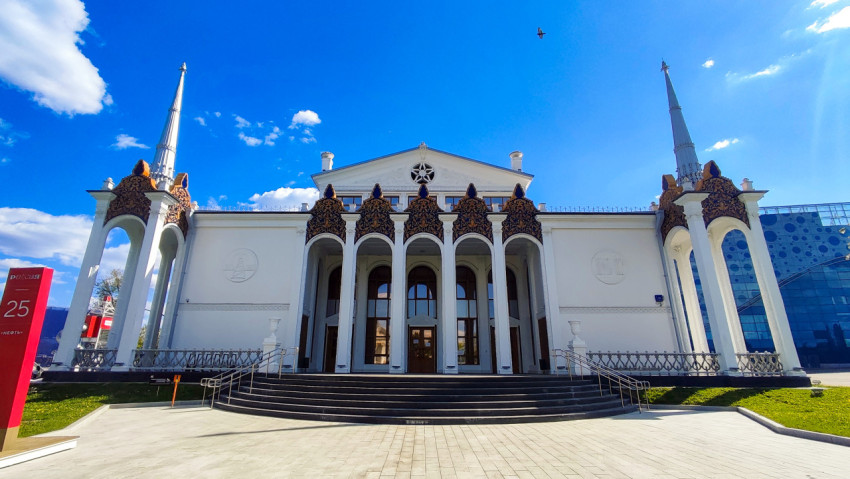 Павильон «Нефть» ВДНХ с боковыми шпилями