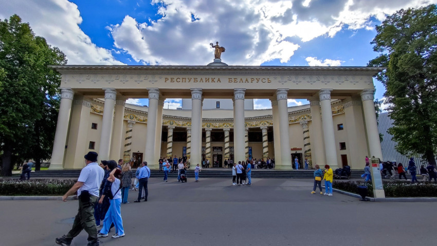 Павильон «Республика Беларусь» с колоннадой и посетителями