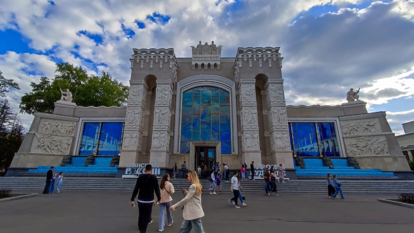 Фасад павильона «Транспорт России» с посетителями