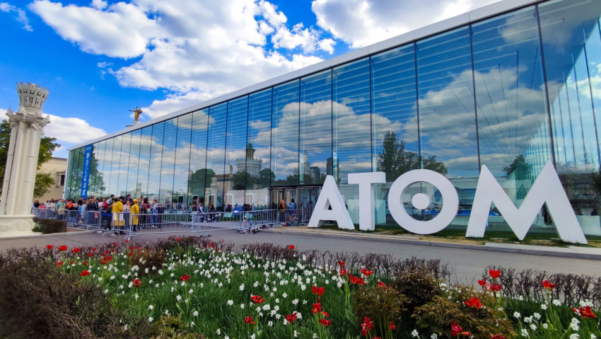 Очередь посетителей у павильона «АТОМ» на ВДНХ