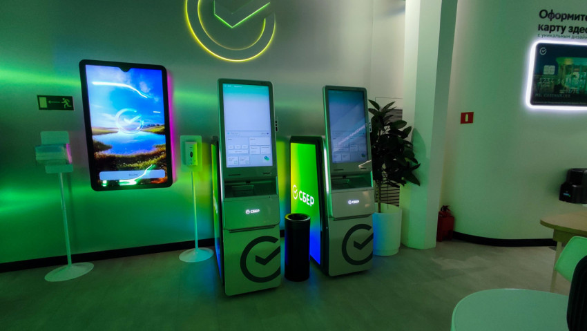 Зона банкоматов и интерактивных панелей в павильоне Сбера