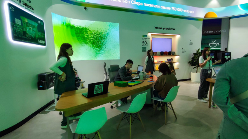 Консультационная зона павильона Сбера с посетителями
