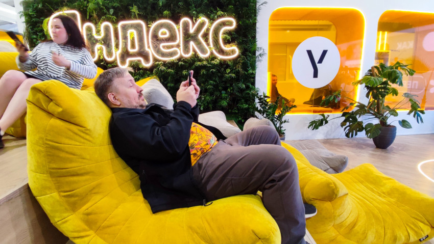 Посетители зоны отдыха экспозиции Яндекса в павильоне «Е» выставки-форума «Россия»