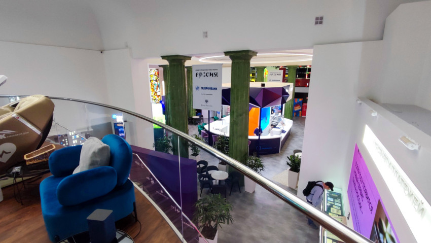 Вид на центральную экспозицию павильона с колоннами