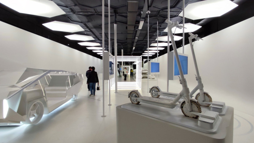 Экспозиция о транспорте будущего с электросамокатами и макетом автомобиля