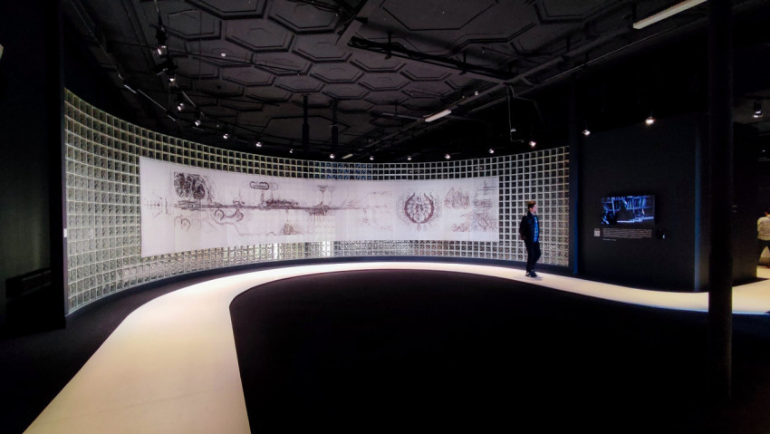 Экспозиционный зал с чертежами проекта НЭР