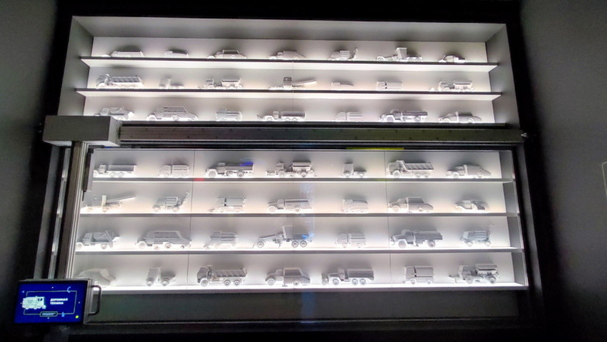 Модели дорожной и коммунальной техники в витрине музея