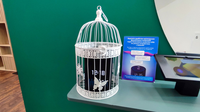 Умная колонка с цифровыми часами в декоративной клетке