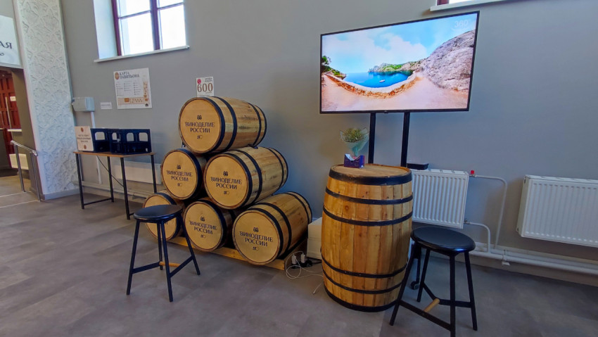 Экспозиционная зона с винными бочками и экраном