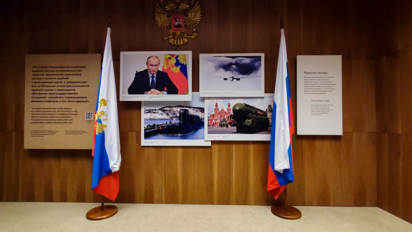 Экспозиция «Ядерная триада» с государственными флагами