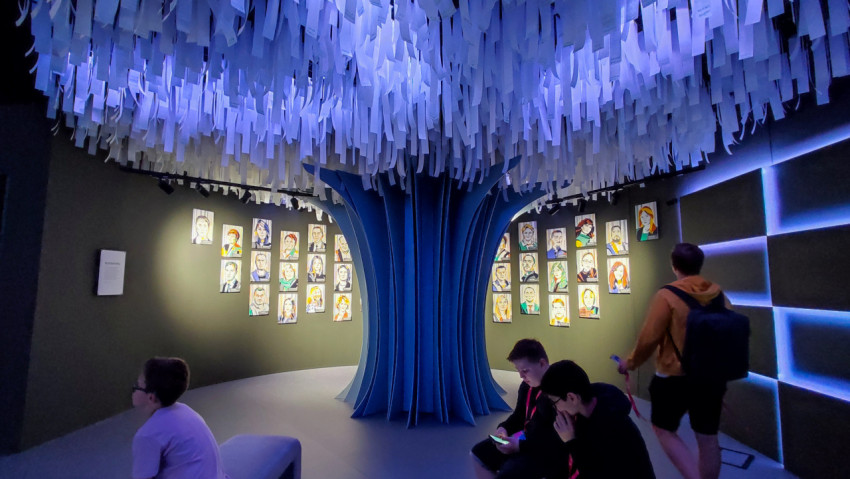 Инсталляция с деревом волонтёров и портретами участников