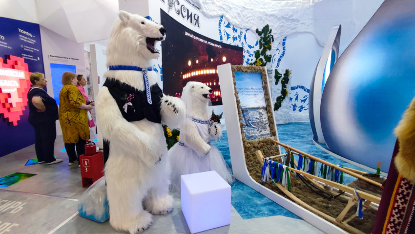 Арт-объекты в виде белых медведей на стенде арктических регионов