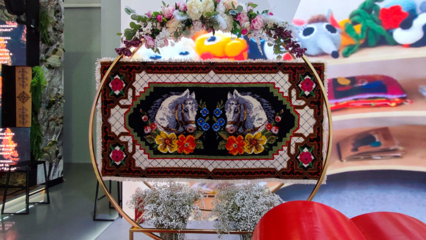 Этнографическое панно с цветочным декором в экспозиции региона