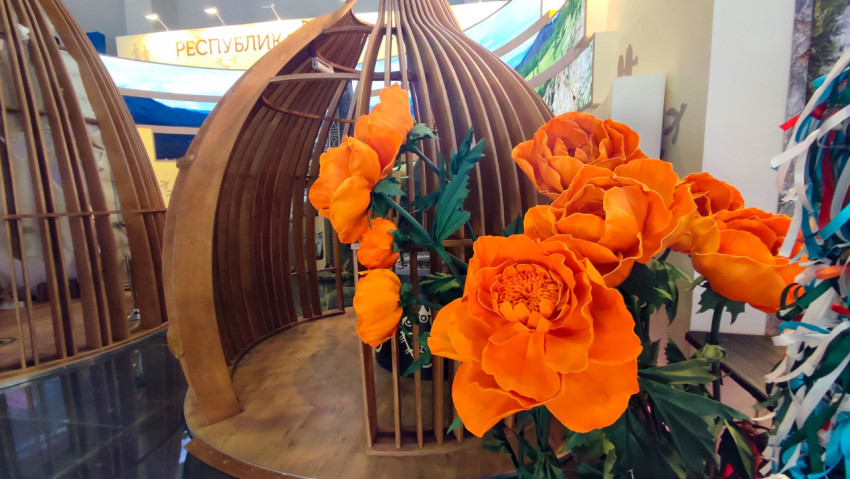 Декоративные цветы и деревянная конструкция на региональном стенде