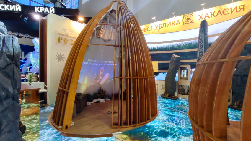 Экспозиция Республики Хакасия с традиционной архитектурной формой