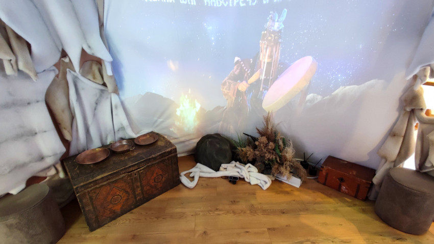 Интерьер этнографической экспозиции с мультимедийной проекцией