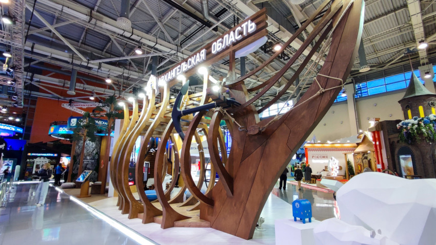 Деревянная инсталляция в виде корабельного каркаса на стенде Архангельской области