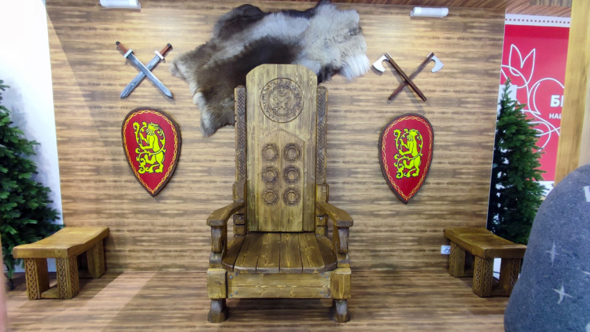 Декоративный трон с оружием и щитами на региональном стенде