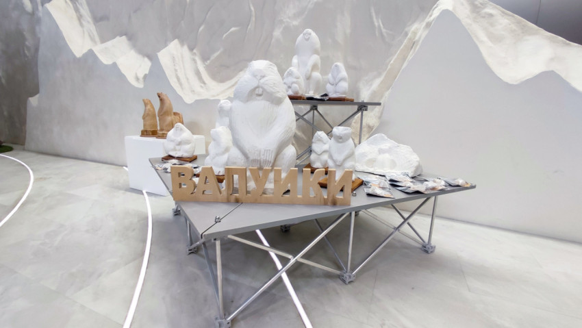 Сувенирные скульптуры сурков на стенде Белгородской области