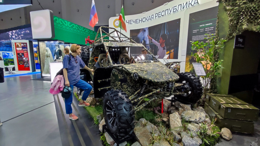 Вездеход на стенде Чеченской Республики в павильоне №75