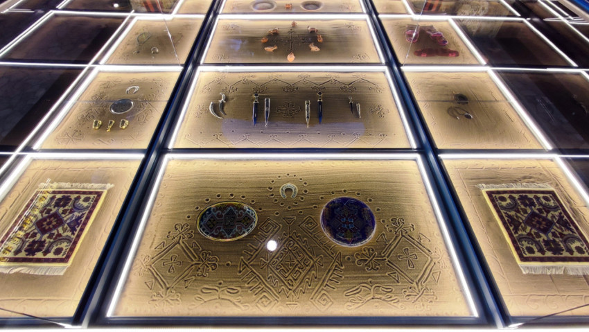 Экспозиционные витрины с орнаментами и предметами быта