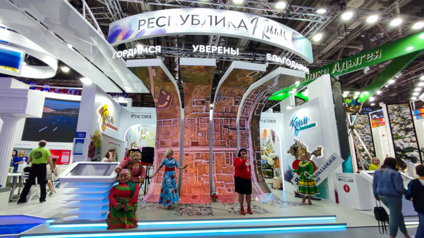 Сценическая зона стенда Республики Крым с выступлением артистов
