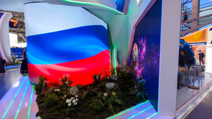 Инсталляция с изображением флага России в выставочном пространстве